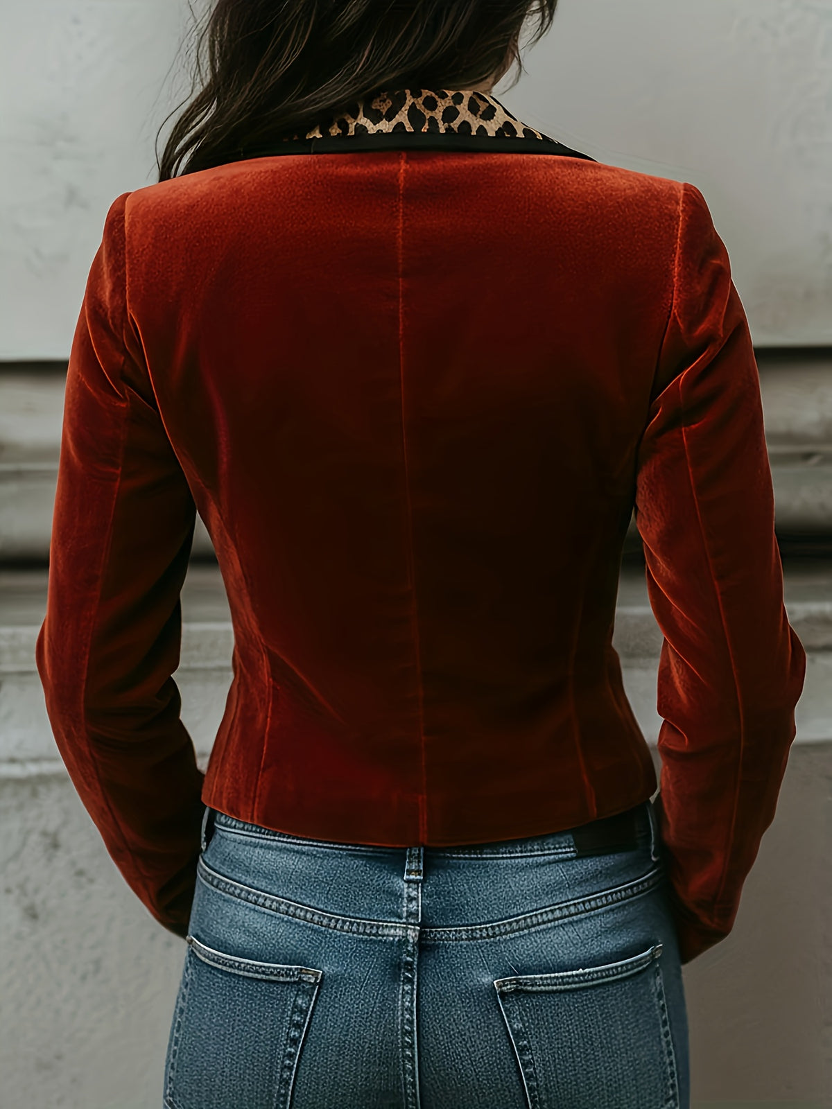 Stijlvolle korte blazer van rood fluweel met print van luipaardmotief op de revers - voor dames