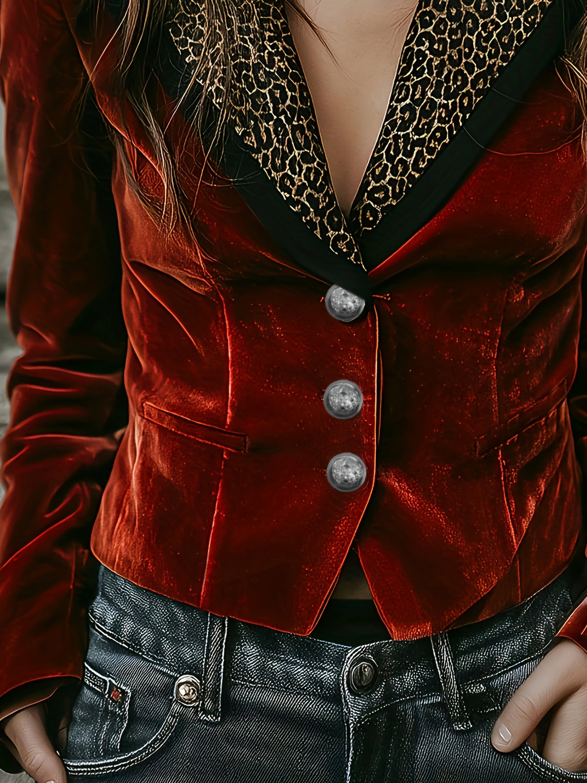 Stijlvolle korte blazer van rood fluweel met print van luipaardmotief op de revers - voor dames