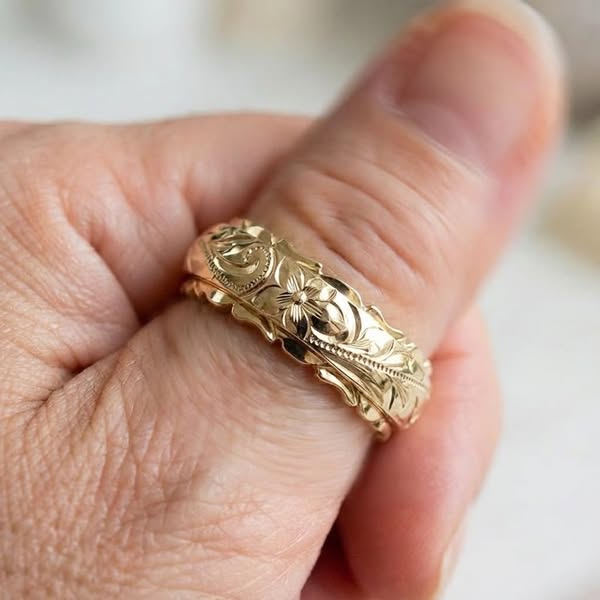 Mila – Gold Ring with Antique-Inspired Flower