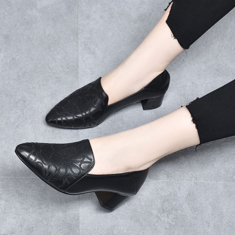 GWENDOLINA | SOFT VEGAN LEATHER EMBROIDERED PUMPS